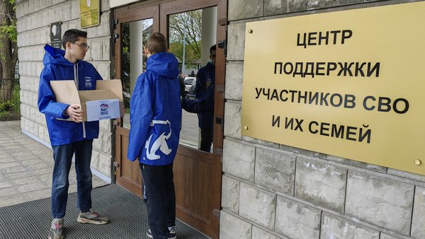 Копии Знамен Победы передали в центр помощи участников СВО и их семей