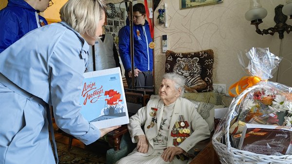 Депутаты «Единой России» вручили подарки ветеранам в честь годовщины Победы