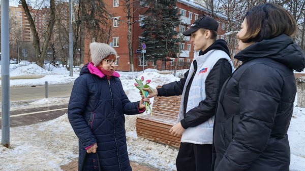 Щелковские единороссы поздравили жительниц с Международным женским днём в Щелково