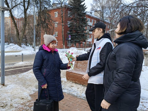 Щелковские единороссы поздравили жительниц с Международным женским днём в Щелково