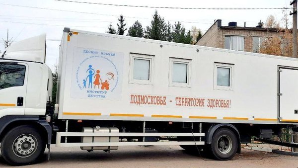 Белый грузовик приехал к детям в деревню Огуднево