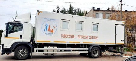 Белый грузовик приехал к детям в деревню Огуднево