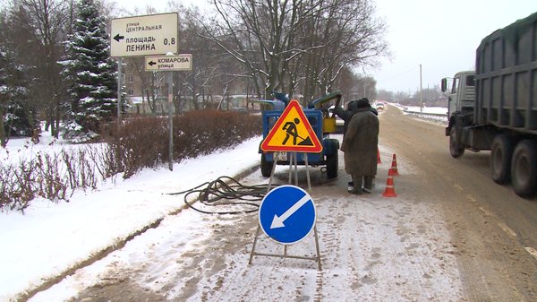 «Водоканал» промывает водопроводные сети на улице Комарова