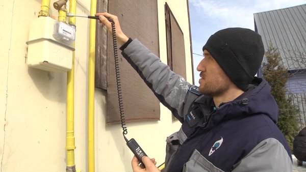 Сотрудники компании «Мособлгазсервис» проводят техническое обслуживание газового оборудования в домах частного сектора.