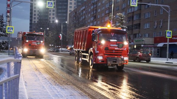 Коммунальные службы вышли на уборку улиц после первого продолжительного снегопада.