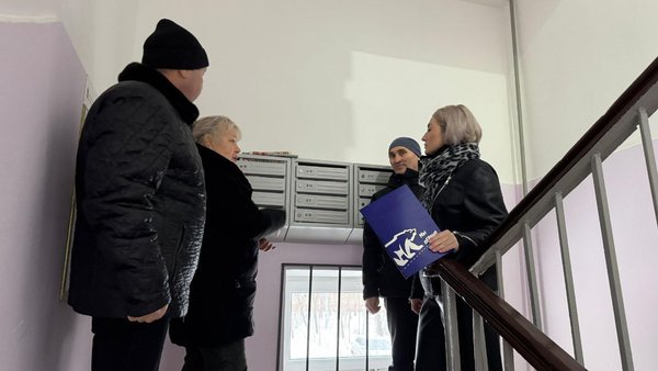 Депутат Марина Баева проверила состояние подъезда жилого дома после проведения капитального ремонта