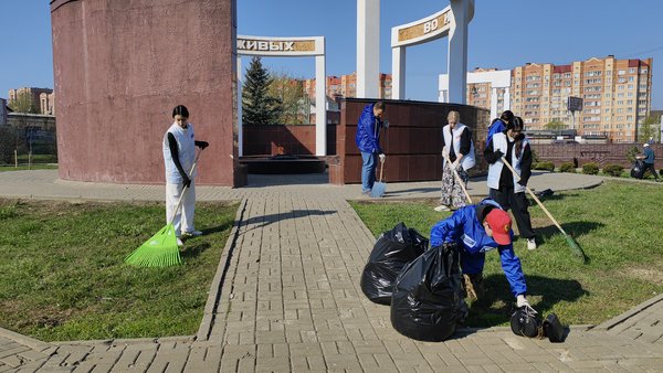 Единороссы провели субботник у Вечного огня