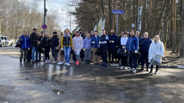 Субботник у торгового центра Пилот провели активисты проекта Чистая страна в Щёлкове