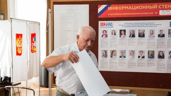 Свой голос на выборах в Совет депутатов отдал Герой Российской Федерации Виктор Алексеевич Рень