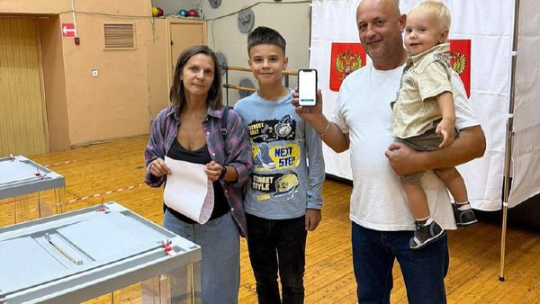 Участник СВО и действующий депутат Совета депутатов Дмитрий Васин проголосовал с семьей на избирательном участке.