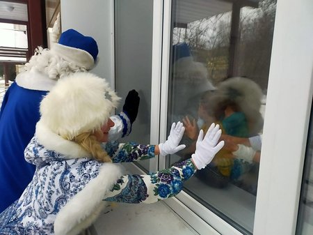 Дед Мороз и Снегурочка пришли к малышам из инфекционного отделения Щёлковской больницы