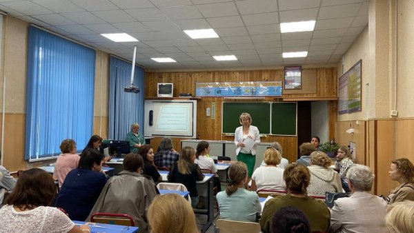 Елена Вороницына провела встречу с педагогическим коллективом