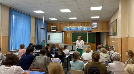 Елена Вороницына провела встречу с педагогическим коллективом