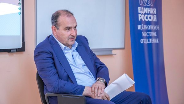 Руководитель фракции «Единая Россия» в Щёлковском Совете Григор Агекян встретился с молодежью