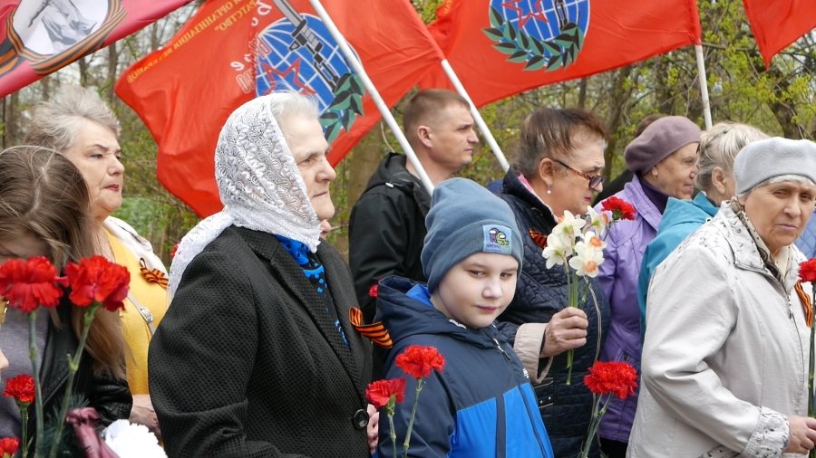 Сценарий митинга возле памятника на 9 мая. 9 Мая митинг у памятника. Митинг на 9 мая у памятника в селе. 9 Мая митинг объявления у памятника. Митинг у памятника «память тех тяжелых дней».