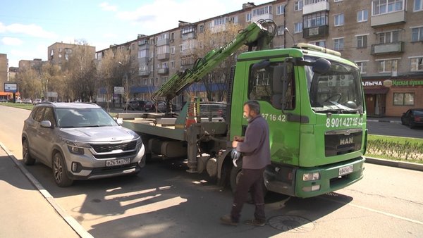 На ул. Комарова прошёл рейд по эвакуации машин, припаркованных под запрещающими знаками