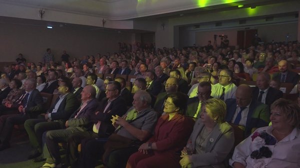 На празднике было сказано много теплых слов, подведены итоги работы за год, отмечено, что самое главное на предприятии – это, конечно же, люди, которые своим ежедневным трудом обеспечивают 19 процентов производства средств защиты растений в нашей стране