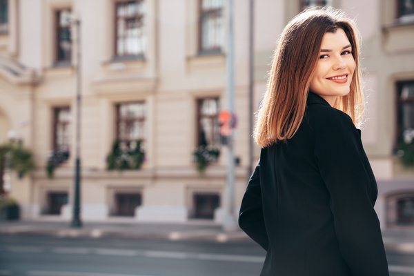 Улыбка - тот самый беззвучный сигнал, который говорит мужчине: «Я тебя вижу. Ты мне не опасен. Ты мне интересен»