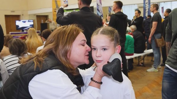 Самых маленьких поддерживали родные