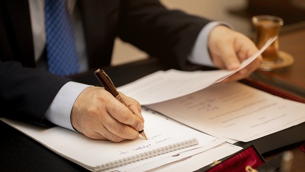 businessman-signing-important-contract-papers