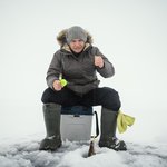 celovek-v-zimnei-odezde-na-rybalke-v-odinocestve-na-ulice