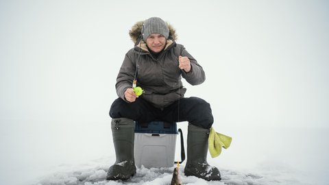 celovek-v-zimnei-odezde-na-rybalke-v-odinocestve-na-ulice