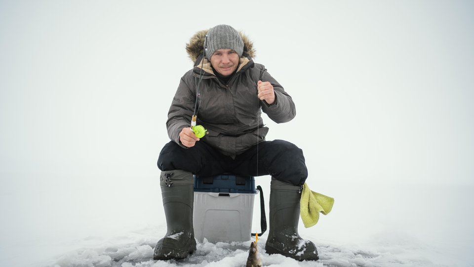 celovek-v-zimnei-odezde-na-rybalke-v-odinocestve-na-ulice