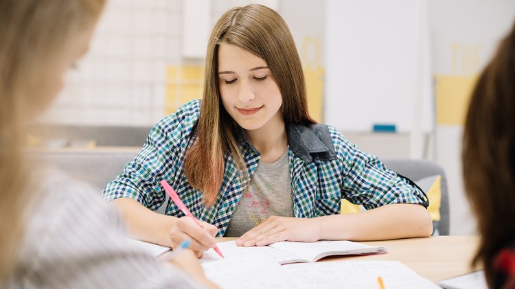 concentrated-schoolgirl-studying