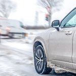 crossover-winter-slush-near-intersection-with-blurred-traffic-urban-safety