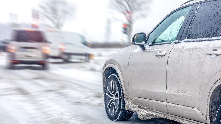 crossover-winter-slush-near-intersection-with-blurred-traffic-urban-safety