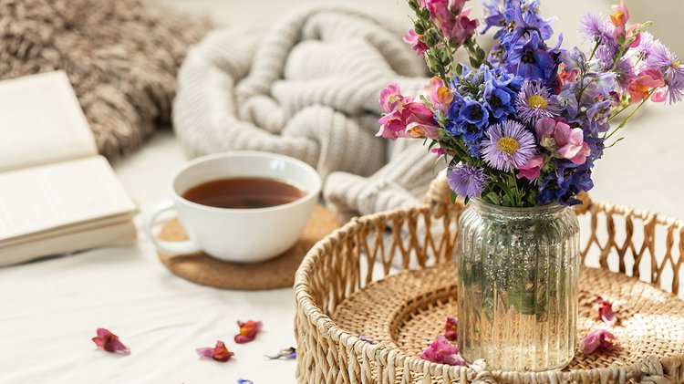 cup-tea-bouquet-wildflowers-book-knitted-element
