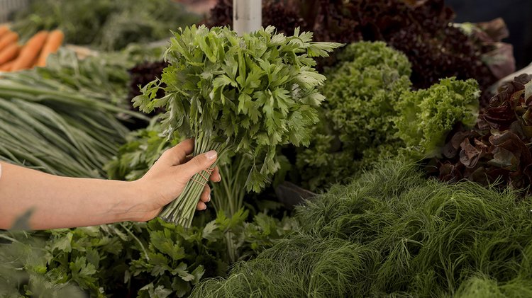customer-holding-parsley-leaves