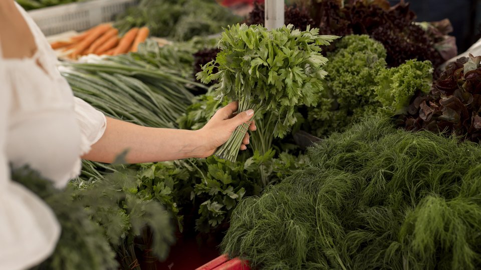 customer-holding-parsley-leaves