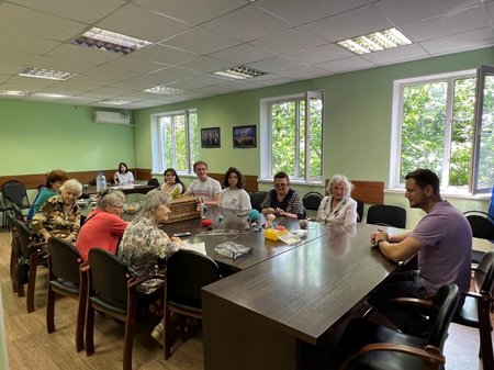 Молодогвардейцы приняли участие в акции «Бабушкина забота». Такое название неспроста. Цель акции — связать тёплые вещи для детей и одиноких пожилых жителей Донбаса.