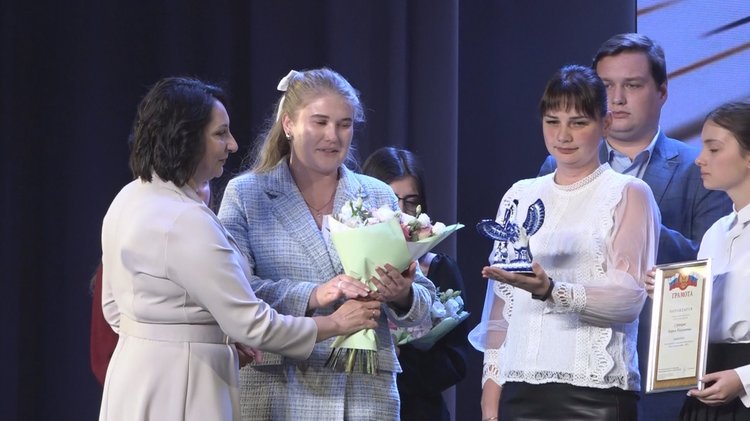 Дарья Сурикова (с цветами)