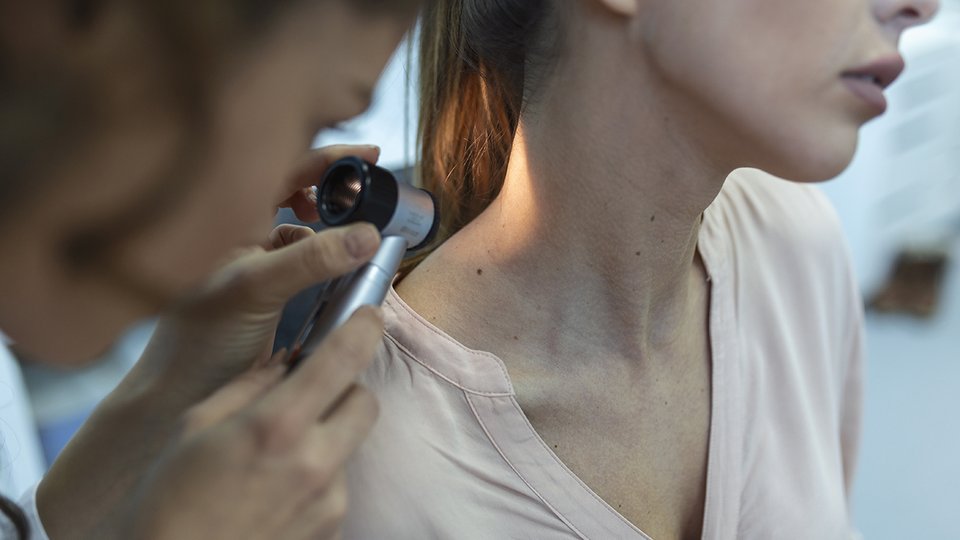 dermatologist-latex-gloves-holding-dermatoscope-while-examining-attractive-patient-with-skin-disease-female-dermatologist-examining-patient-with-dermascope-looking-signs-skin-cancer