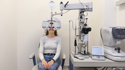 doctor-testing-patient-eyesight