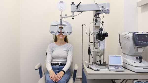 doctor-testing-patient-eyesight