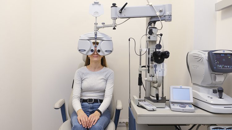 doctor-testing-patient-eyesight