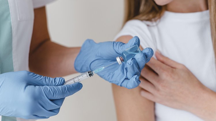 doctor-with-gloves-preparing