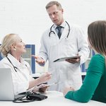 doktor-uhazivaet-za-pacientom