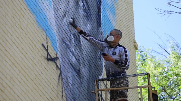 Граффити с изображением лётчика В.П. Чкалова появилось на фасаде дома 26 по ул. Институтская