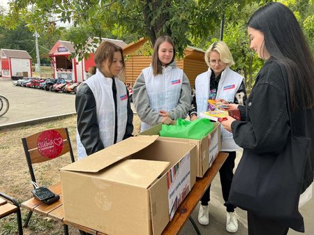 Активисты «Молодой Гвардии» организовали в Щёлковском парке сбор канцелярии для малоимущих семей