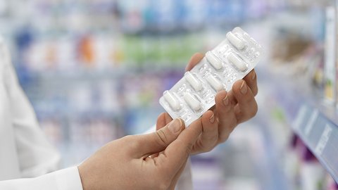 farmacevt-sboku-za-rabotoi