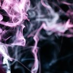 fioletovyi-volnistyi-dym-na-cernom-fone