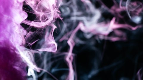fioletovyi-volnistyi-dym-na-cernom-fone
