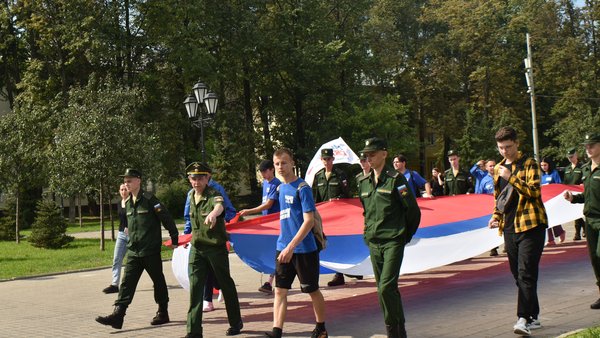 День флага в Щёлкове отметили торжественным парадом с флагом России