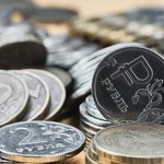 fon-razmyt-ne-v-fokuse-boke-i-pasterizacia-monety-rossiiskogo-rubla-na-stole-izmenenie-kursa-rubla-idea-dla-bannera-ekonomiceskih-novostei