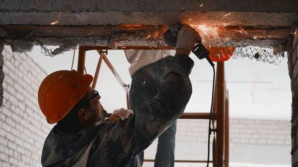 В двухэтажном корпусе Щёлковской областной больницы на Краснознаменской продолжается ремонт.