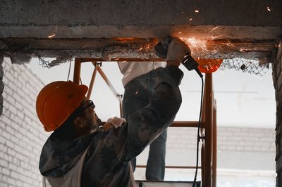 В двухэтажном корпусе Щёлковской областной больницы на Краснознаменской продолжается ремонт.